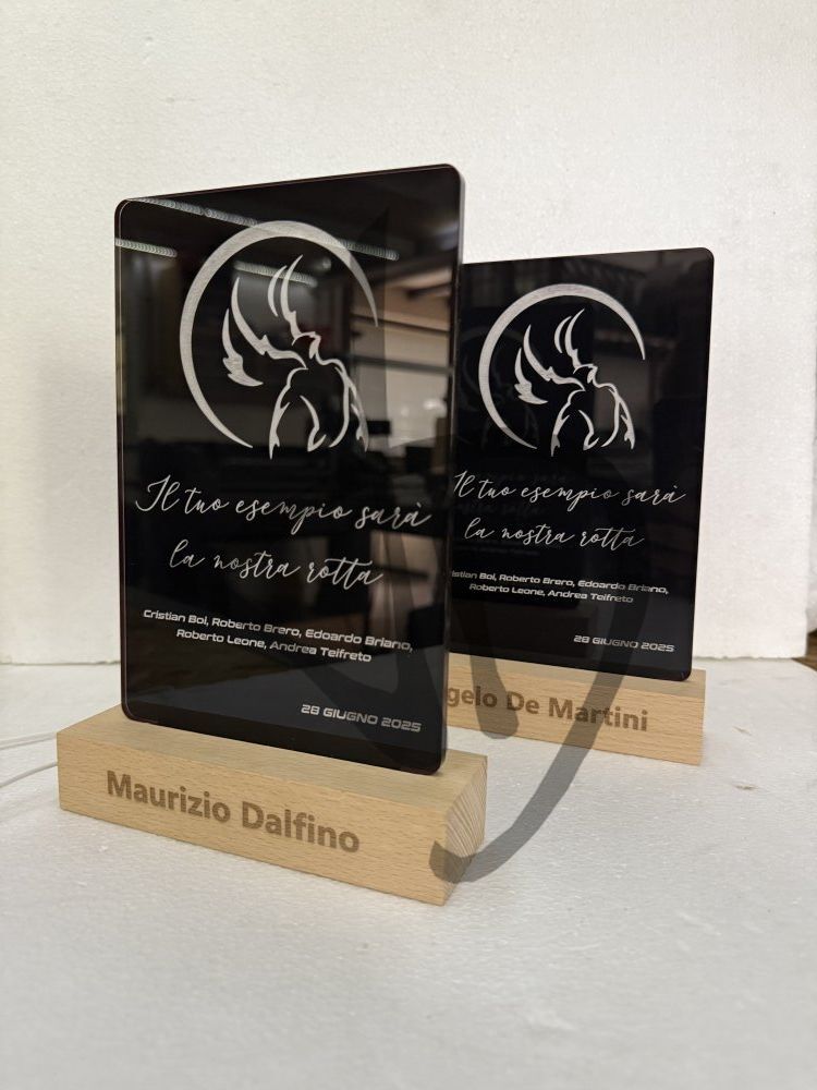 Prodotti su misura - Lampade e abatjour su misura e personalizzate - Lampade in acrilico plexiglass decorato con piedistallo in legno personalizzato - Lampade in acrilico plexiglass decorato con dedica con piedistallo in legno personalizzato 2