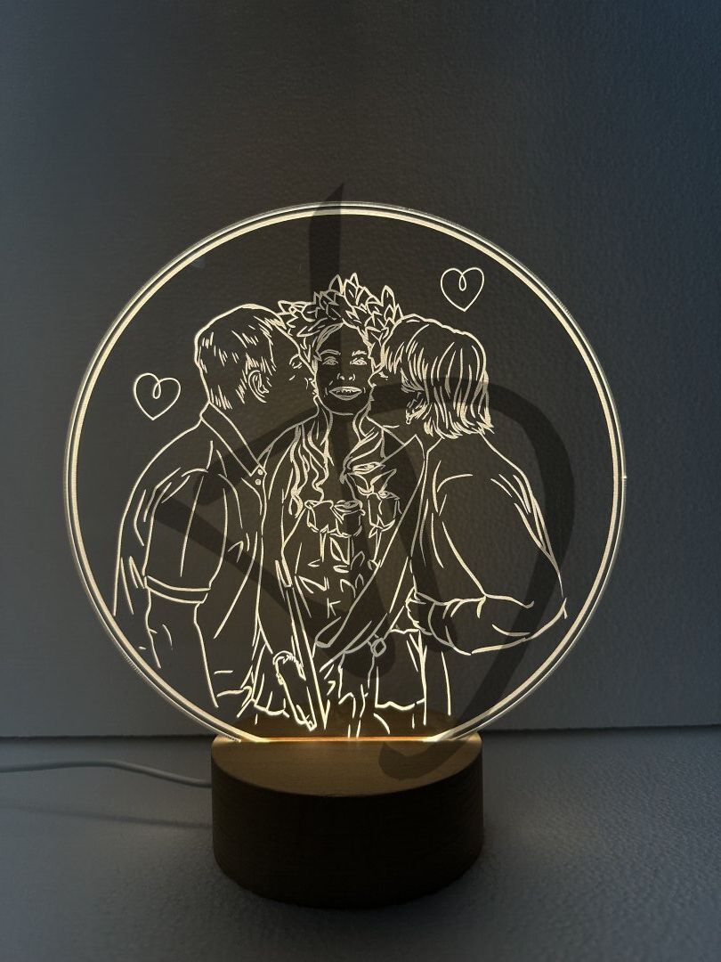 Prodotti su misura - Lampade e abatjour su misura e personalizzate - Lampade in acrilico plexiglass decorato con piedistallo in legno personalizzato - Lampade in acrilico plexiglass decorato con foto disegnata e incisa con piedistallo in legno
