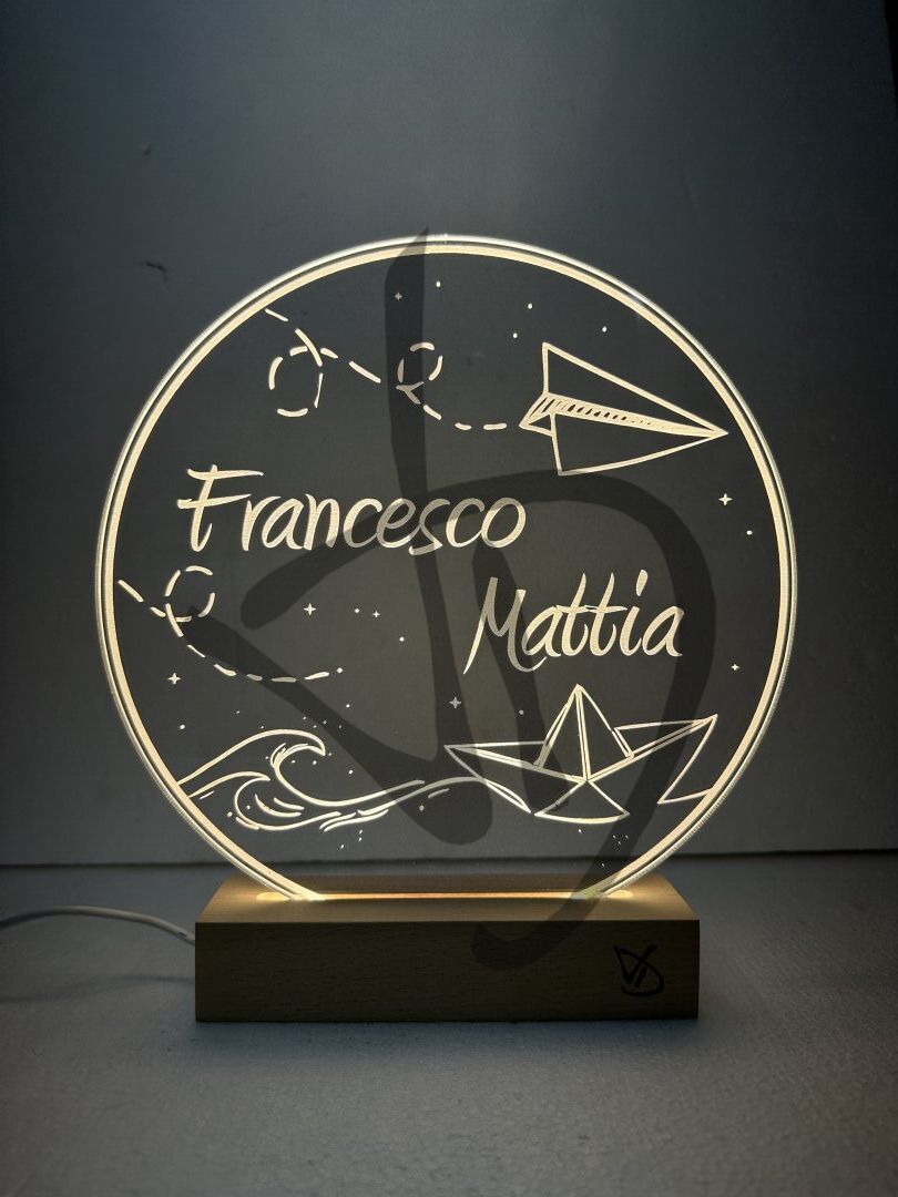 Prodotti su misura - Lampade e abatjour su misura e personalizzate - Lampade in acrilico plexiglass decorato con piedistallo in legno personalizzato - Lampade in acrilico plexiglass decorato con grafica aeroplanini di carta bambino con piedistallo in legno