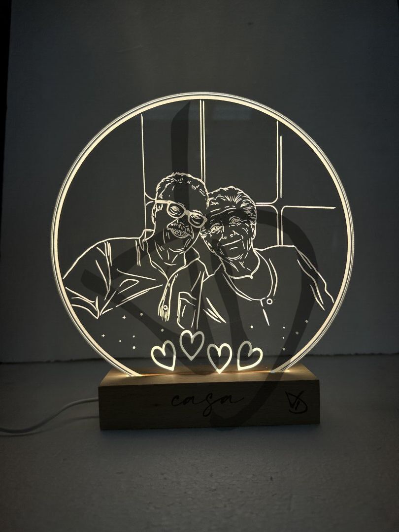 Prodotti su misura - Lampade e abatjour su misura e personalizzate - Lampade in acrilico plexiglass decorato con piedistallo in legno personalizzato - Lampade in acrilico plexiglass decorato con grafica foto disegnata con piedistallo in legno