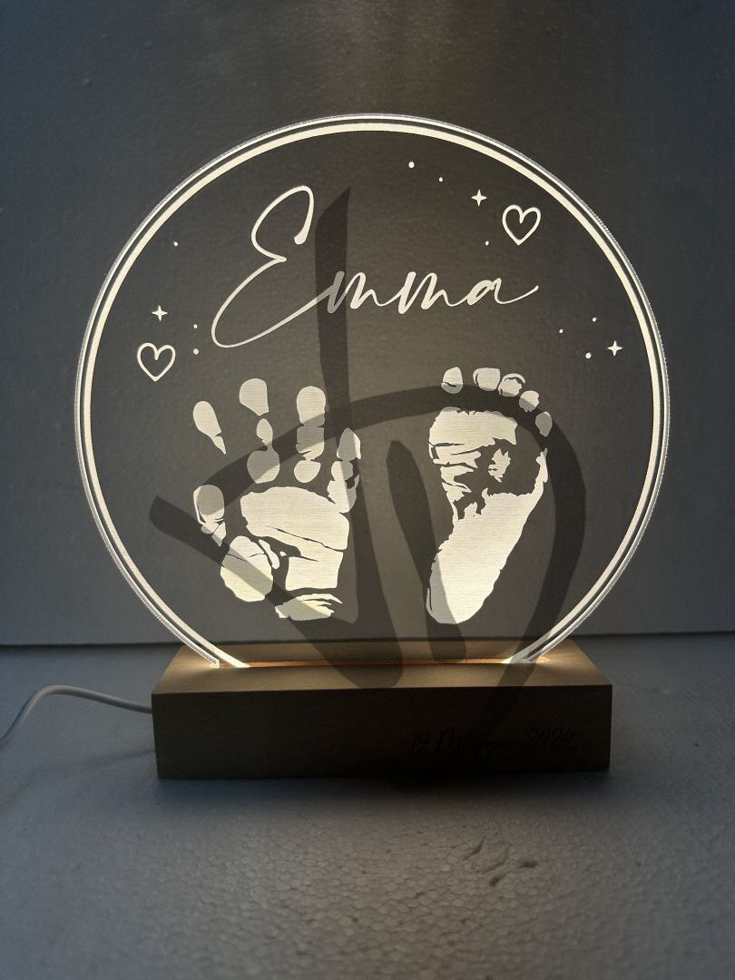 Prodotti su misura - Lampade e abatjour su misura e personalizzate - Lampade in acrilico plexiglass decorato con piedistallo in legno personalizzato - Lampade in acrilico plexiglass decorato con grafica impronte mani e piedi bambino con piedistallo in legno