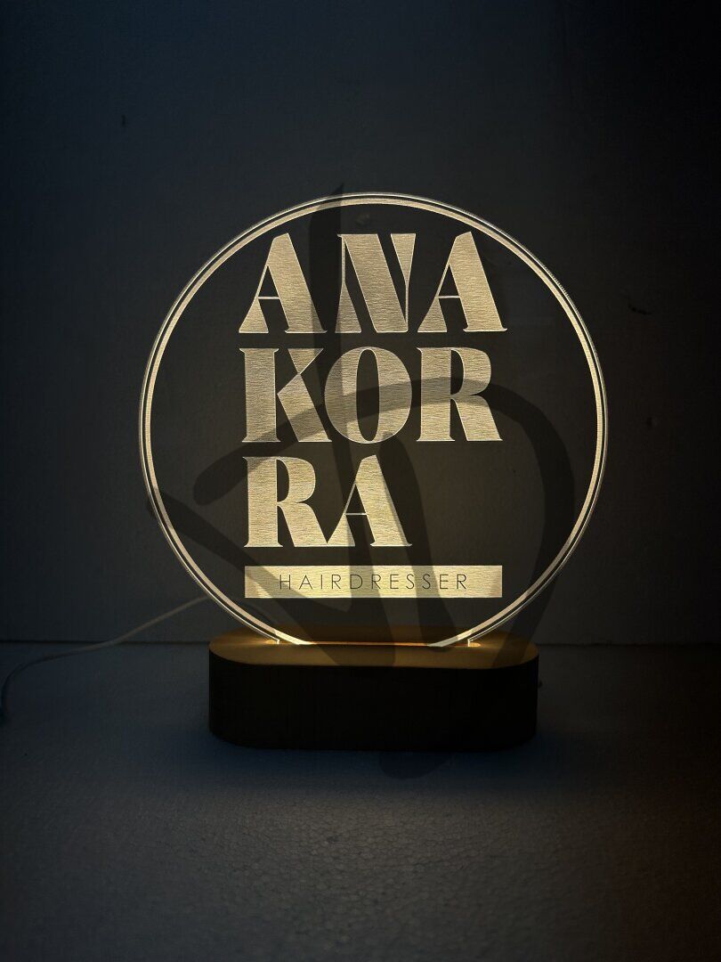 Prodotti su misura - Lampade e abatjour su misura e personalizzate - Lampade in acrilico plexiglass decorato con piedistallo in legno personalizzato - Lampade in acrilico plexiglass decorato con grafica logo personalizzato con piedistallo in legno