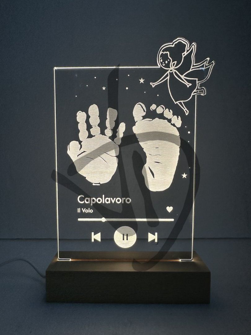 Prodotti su misura - Lampade e abatjour su misura e personalizzate - Lampade in acrilico plexiglass decorato con piedistallo in legno personalizzato - Lampade in acrilico plexiglass decorato con grafica mani e piedi bambino con piedistallo in legno