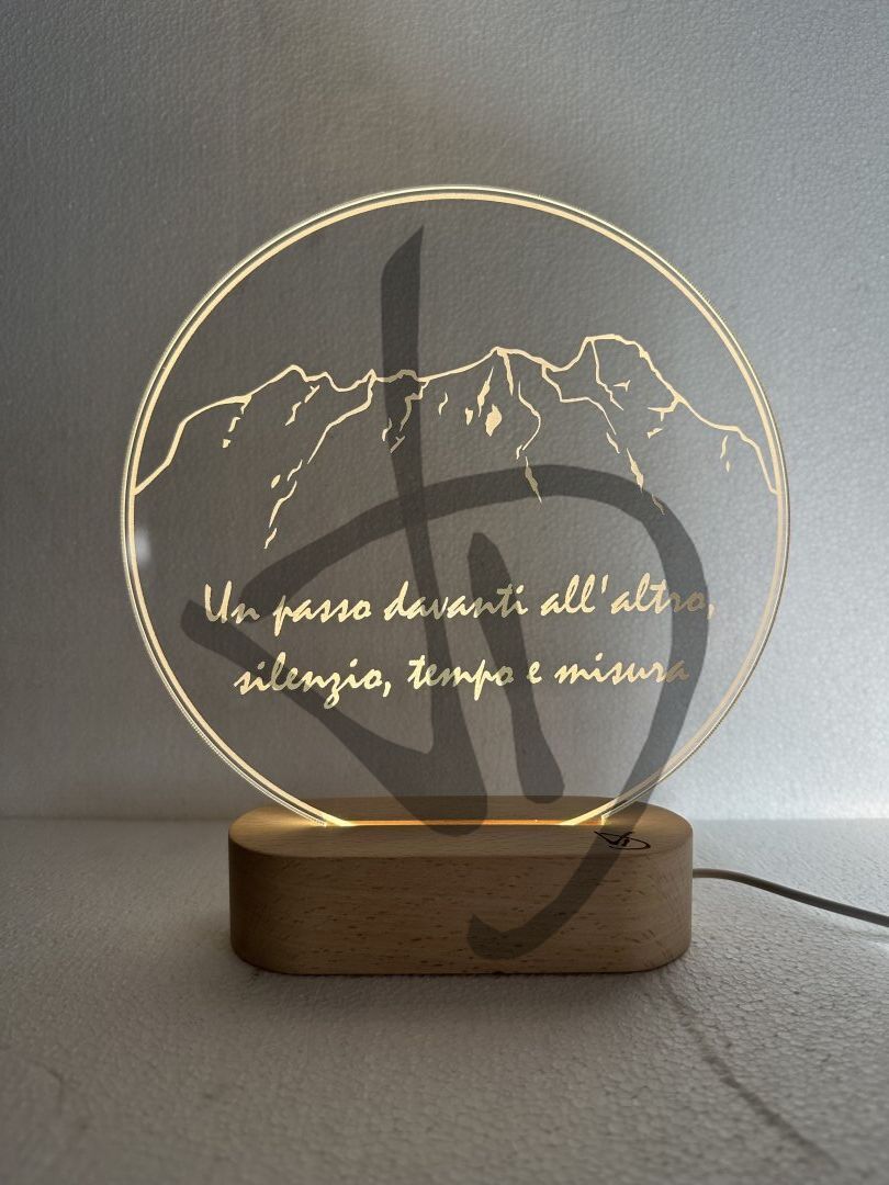Prodotti su misura - Lampade e abatjour su misura e personalizzate - Lampade in acrilico plexiglass decorato con piedistallo in legno personalizzato - Lampade in acrilico plexiglass decorato con grafica montagna e dedica con piedistallo in legno