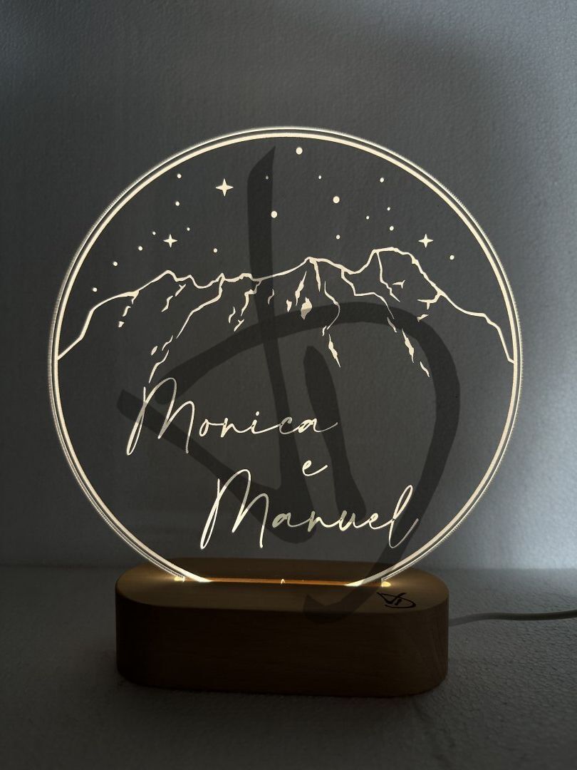 Prodotti su misura - Lampade e abatjour su misura e personalizzate - Lampade in acrilico plexiglass decorato con piedistallo in legno personalizzato - Lampade in acrilico plexiglass decorato con grafica montagna e nomi con piedistallo in legno