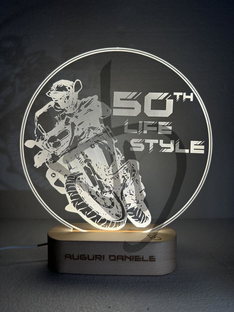 Prodotti su misura - Lampade e abatjour su misura e personalizzate - Lampade in acrilico plexiglass decorato con piedistallo in legno personalizzato - Lampade in acrilico plexiglass decorato con grafica moto  con piedistallo in legno
