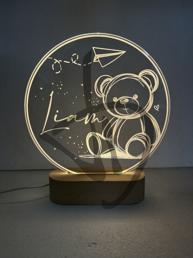 Prodotti su misura - Lampade e abatjour su misura e personalizzate - Lampade in acrilico plexiglass decorato con piedistallo in legno personalizzato - Lampade in acrilico plexiglass decorato con grafica orsetto e nome bambino personalizzato con piedistallo in legno