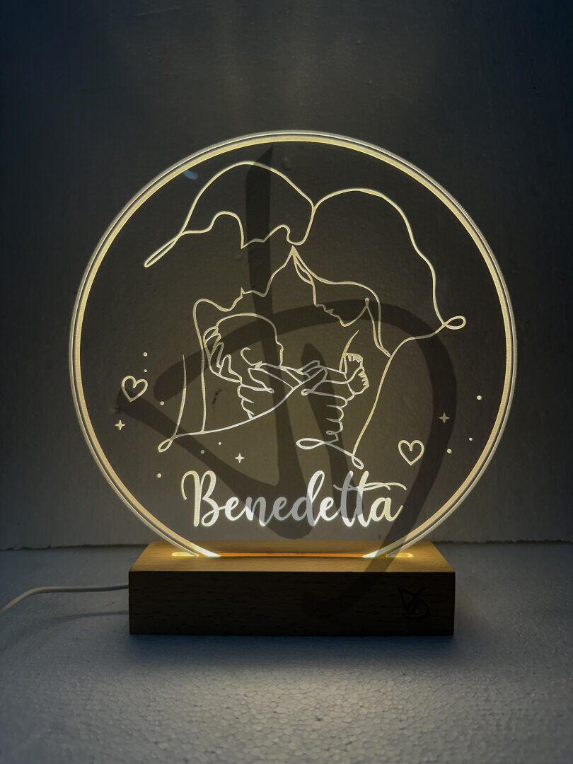 Prodotti su misura - Lampade e abatjour su misura e personalizzate - Lampade in acrilico plexiglass decorato con piedistallo in legno personalizzato - Lampade in acrilico plexiglass decorato con grafica per nuova nascita con piedistallo in legno