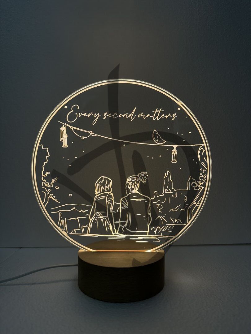 Prodotti su misura - Lampade e abatjour su misura e personalizzate - Lampade in acrilico plexiglass decorato con piedistallo in legno personalizzato - Lampade in acrilico plexiglass decorato con grafica romantica con piedistallo in legno