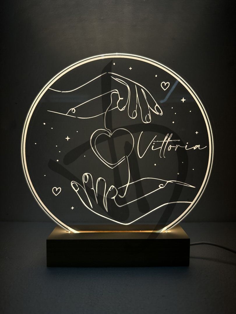 Prodotti su misura - Lampade e abatjour su misura e personalizzate - Lampade in acrilico plexiglass decorato con piedistallo in legno personalizzato - Lampade in acrilico plexiglass decorato con grafica romantica per san valentino con piedistallo in legno
