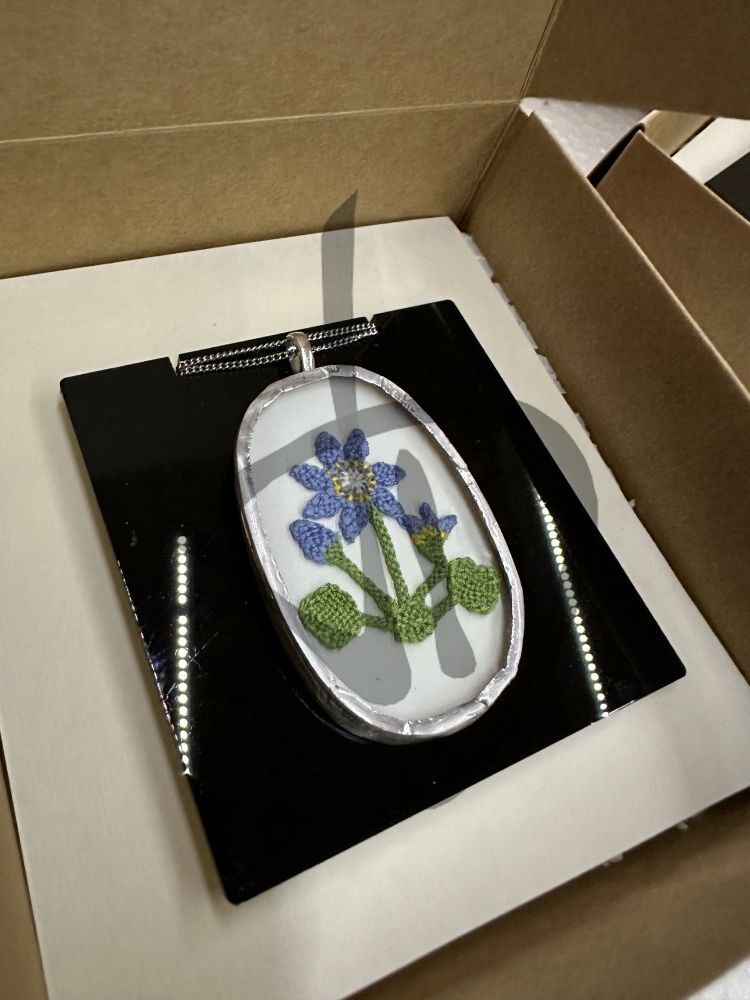 Prodotti su misura - Oggetti Artistici - Idee Regalo - Ciondoli vetro e puncetto - Ciondoli in vetro con fiore inserto in puncetto valsesiano fatto a mano - 3 - 8