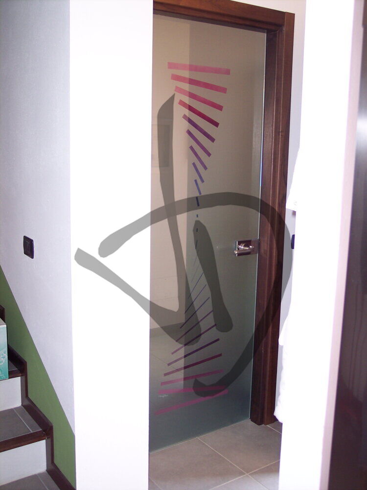 Prodotti su misura - Porte in vetro su misura - Porte a battente - Porta in vetro a battente su misura satinata con decoro astratto 1