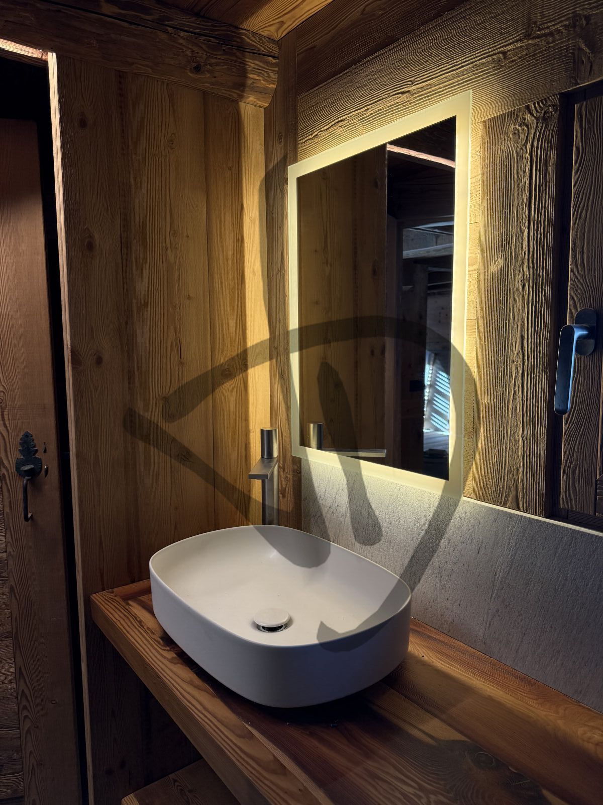 Specchio su misura led retroilluminato con cornice illuminata per bagno 1 - Con cornice illuminata