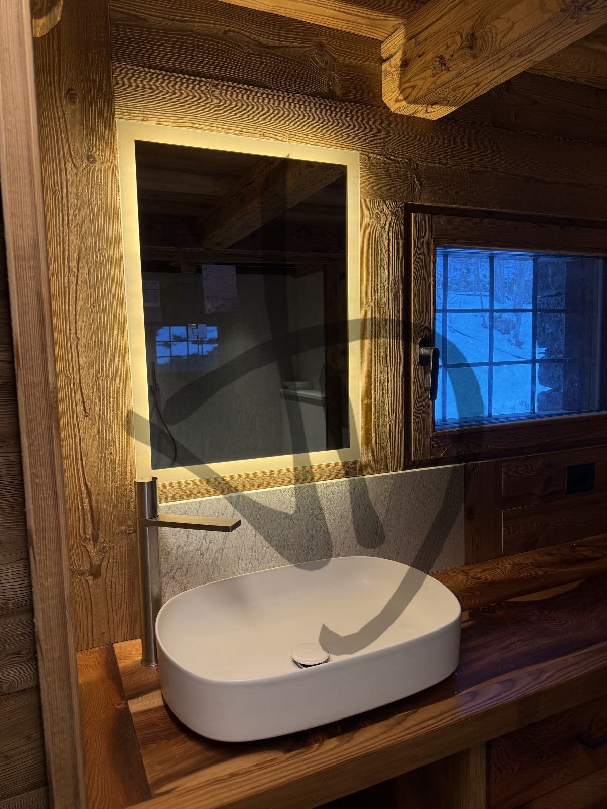 Specchio su misura led retroilluminato con cornice illuminata per bagno 2 - Con cornice illuminata