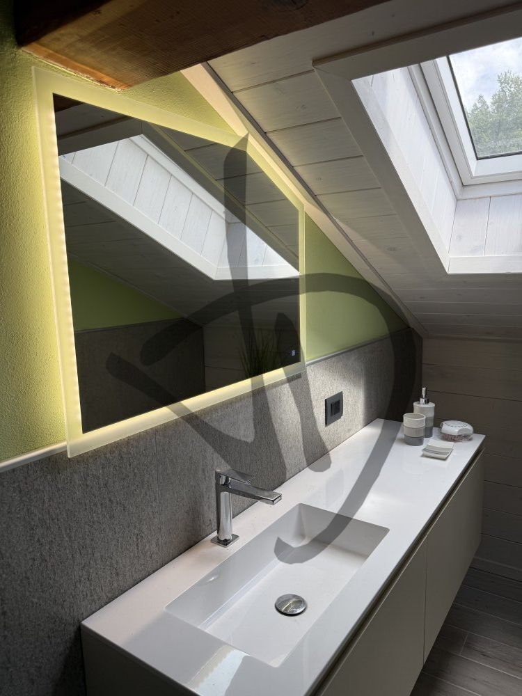 Specchio touch con forma su misura led retroilluminato con cornice illuminata  - Con cornice illuminata