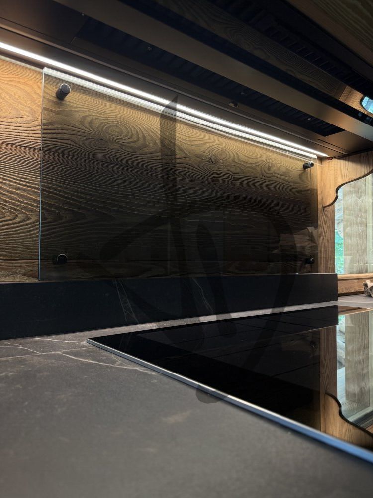 Vetri rivestimento paraschizzi con borchie cucina su misura - Vetri rivestimento cucina laccati