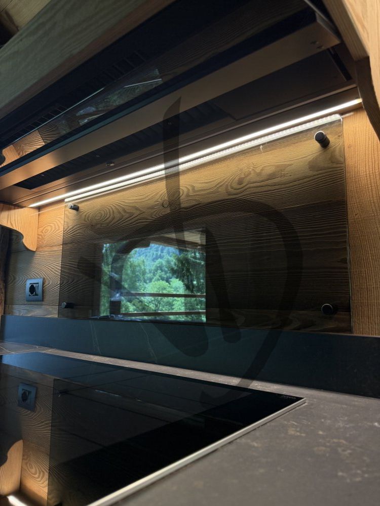 Vetri rivestimento paraschizzi con borchie cucina - Vetri rivestimento cucina laccati